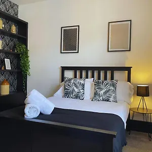  Holiday home The Church House - 3 Bedroom House + Free Parking United Kingdom
